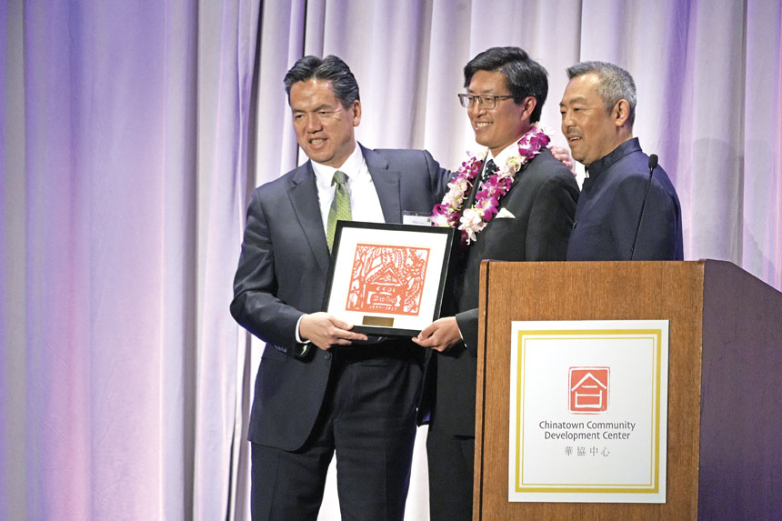 劉偉康（左）為亞健社代表（中）頒發「劉偉康超級夥伴獎」。記者黃偉江攝