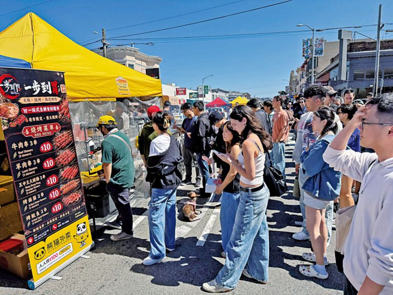 串燒攤位香氣四溢，吸引市民排起逾十米長人龍等候購買。記者蘇婕雅攝
