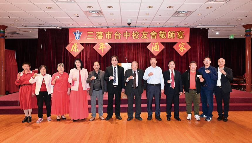 台山一中校友會首長共同向嘉賓老師敬酒。馬紅兵攝