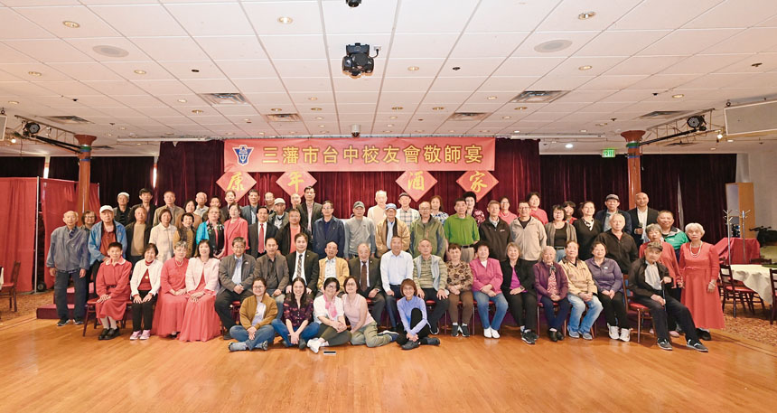 台山一中校友會首長與全體老師、嘉賓大合影。馬紅兵攝
