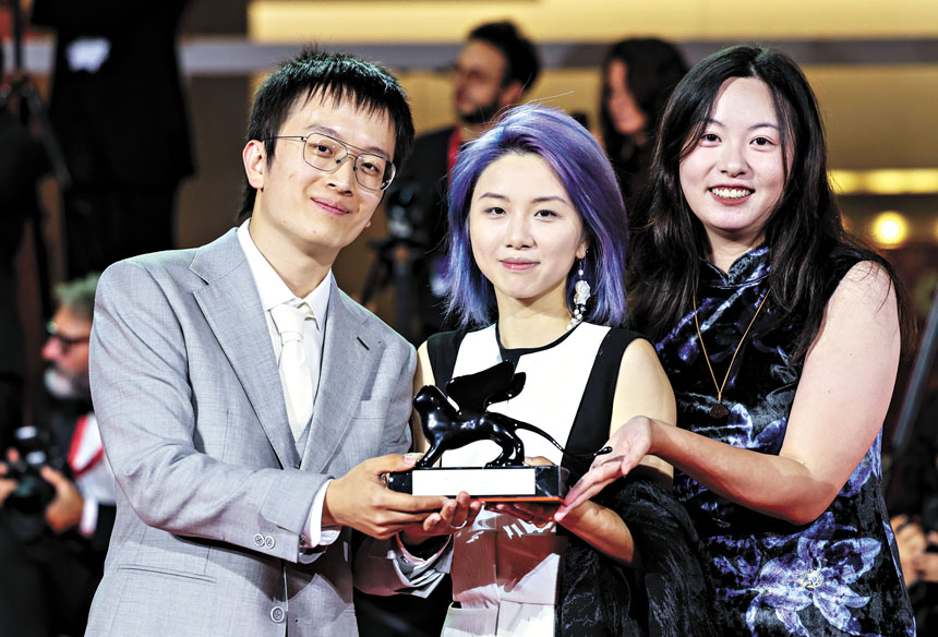 在意大利威尼斯,《鴿環》主創團隊在頒獎儀式後與獎盃合影。新華社