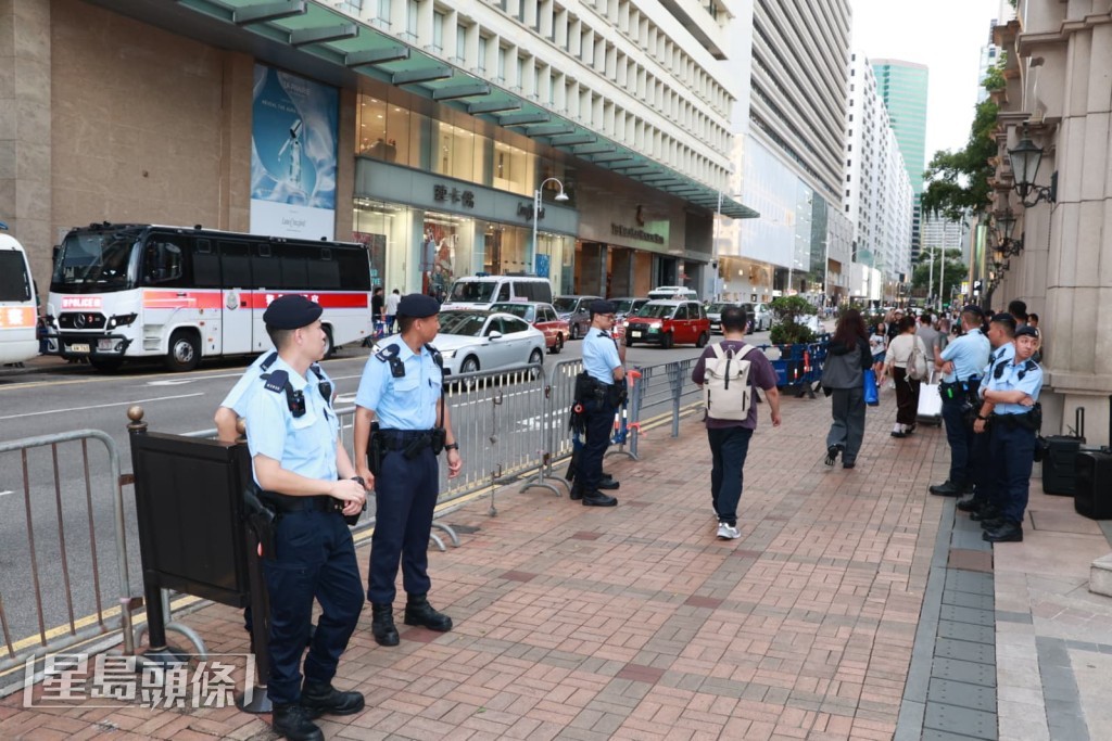 現場有大批警員及交通警在附近維持秩序。