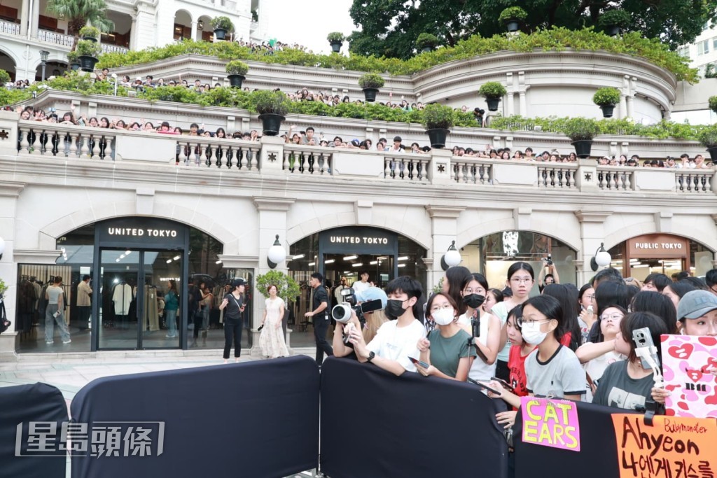 粉絲人潮擠滿廣場三層空間,只為一睹偶像風采。