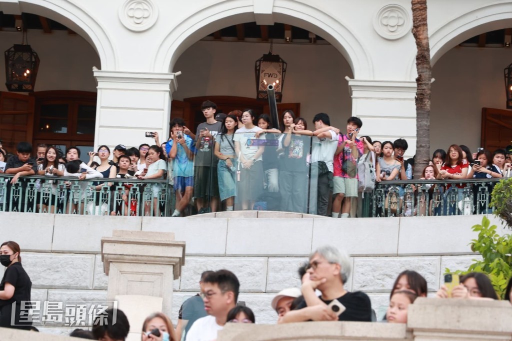 活動現場人頭湧湧,氣氛熱烈。
