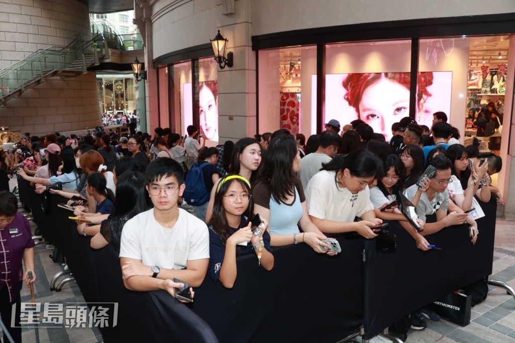 熱情的MONSTIEZ為了見偶像,提早一晚到場排隊。
