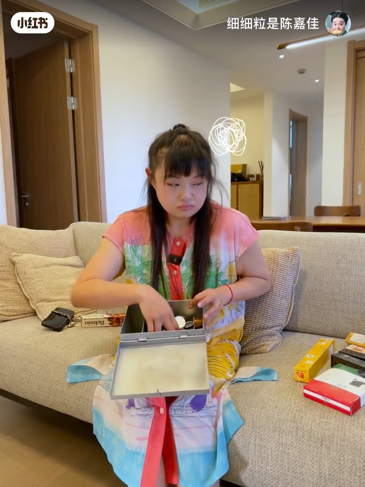 身後就是一張大餐桌,再後面是半開房式廚房,另一邊則是幾間房間,地方非常闊落,裝潢則以日式簡約為主。