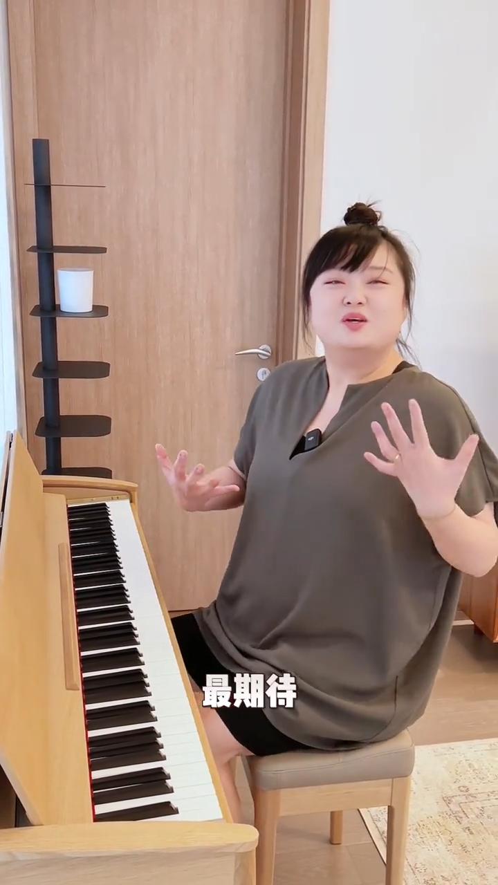 細細粒本身考獲鋼琴八級資格,所以家中有琴。