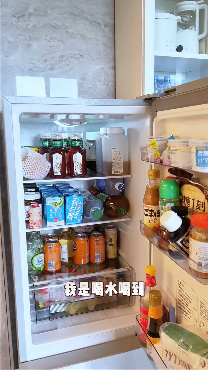 雪櫃放滿了不同種類的樽裝茶。