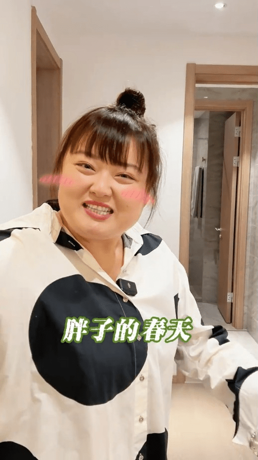細細粒曾拍片公開衣帽間。