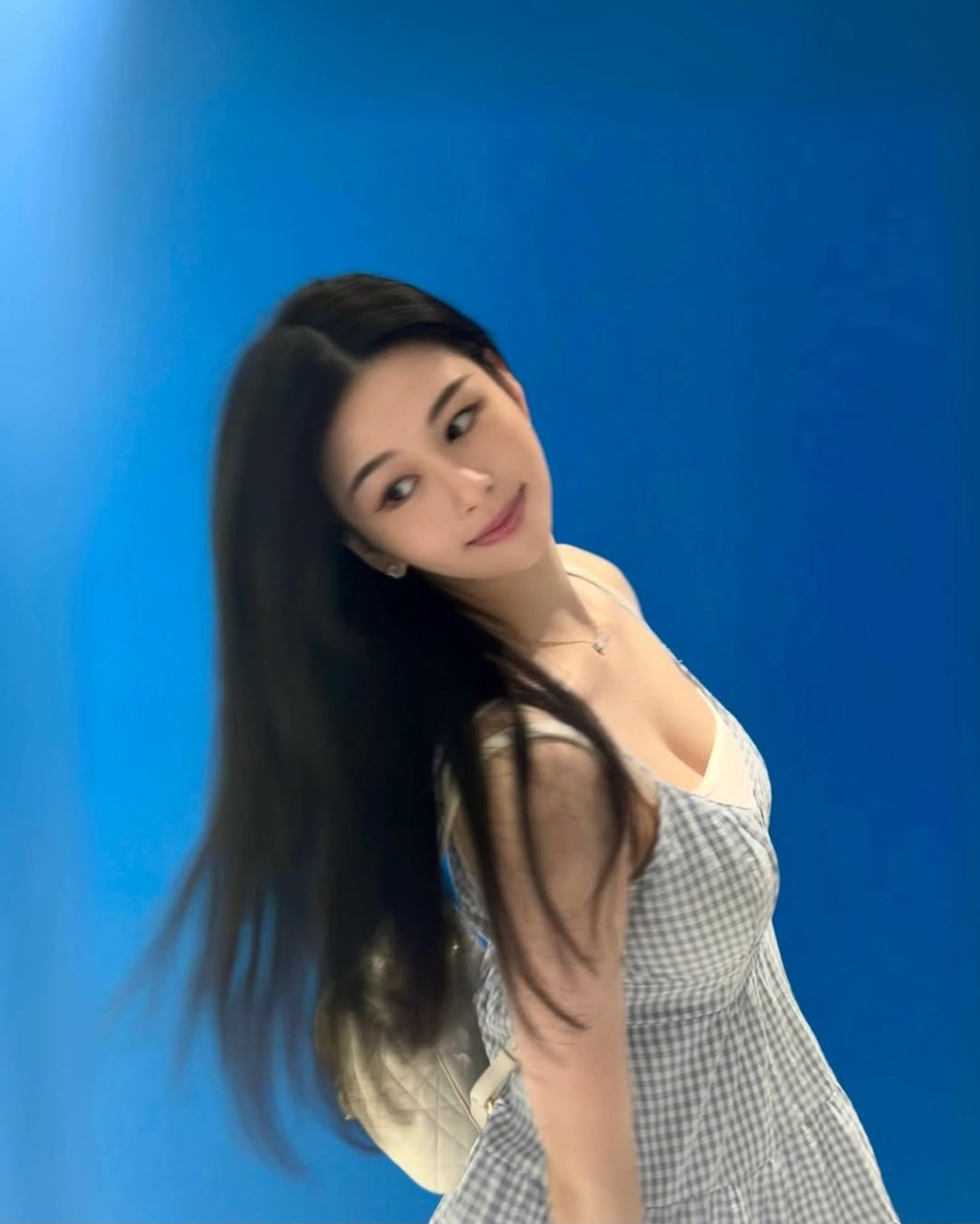 沈月穿上低胸吊帶裙，將豐滿澎湃身材展現露無遺。