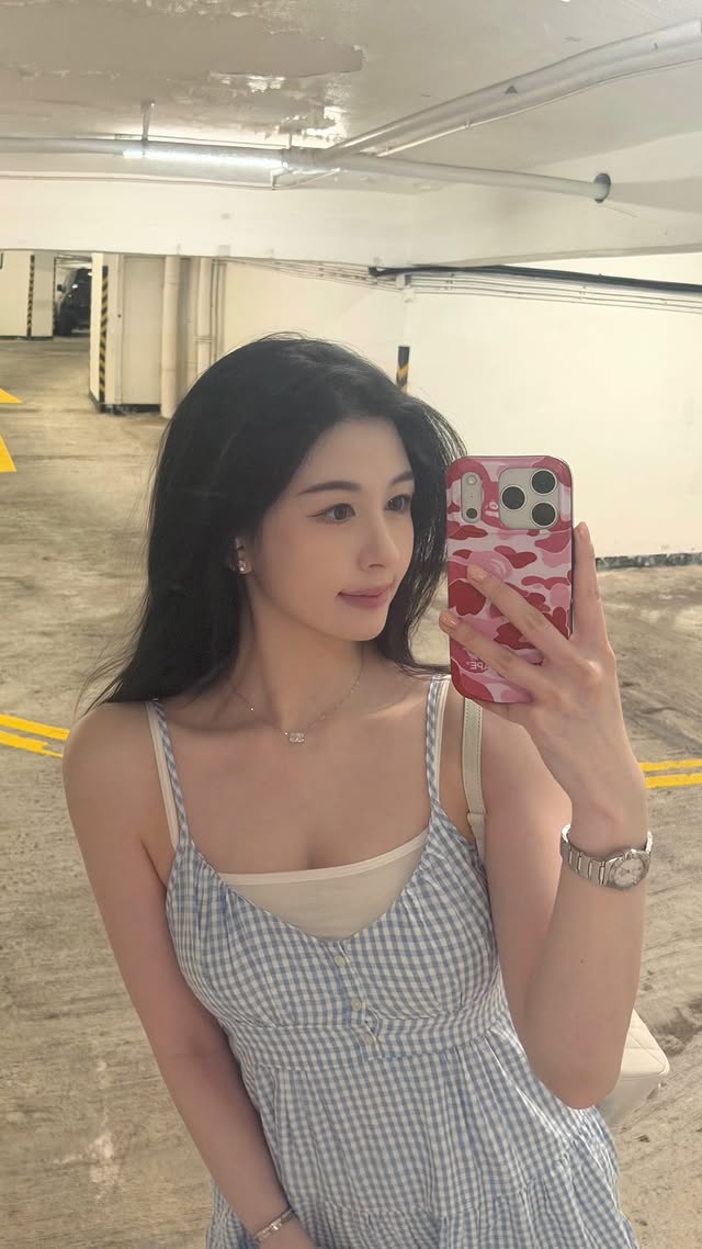 沈月對自己打扮很滿意，不禁自拍放上社交平台。