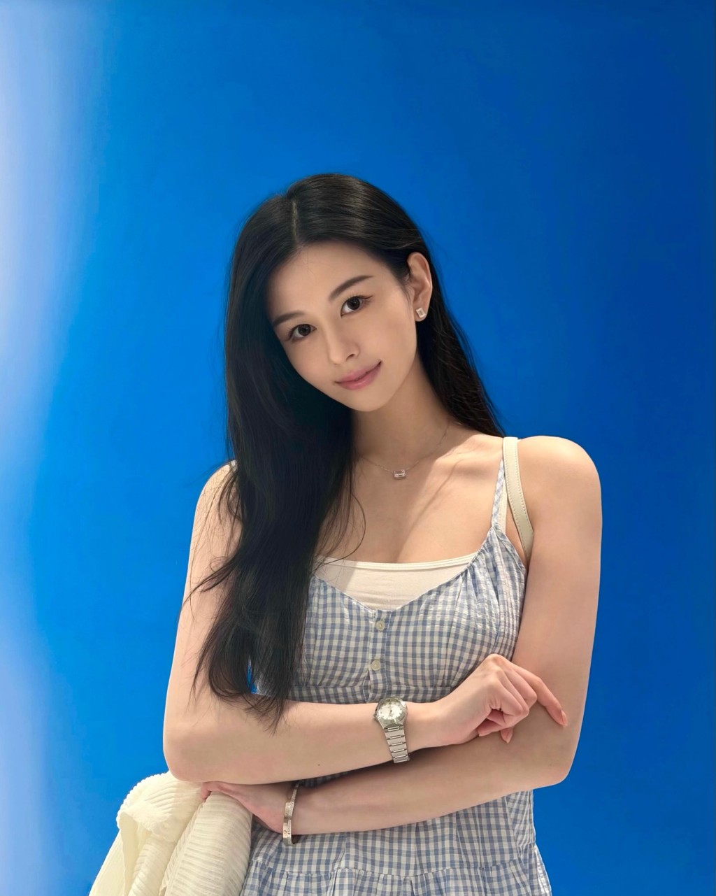 早前沈月分享多張美圖，長髮披肩，仙氣滿瀉。