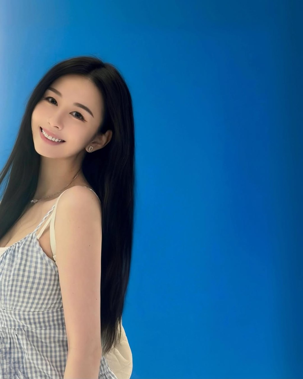 沈月笑容甜美，散發出少女的青春氣息。
