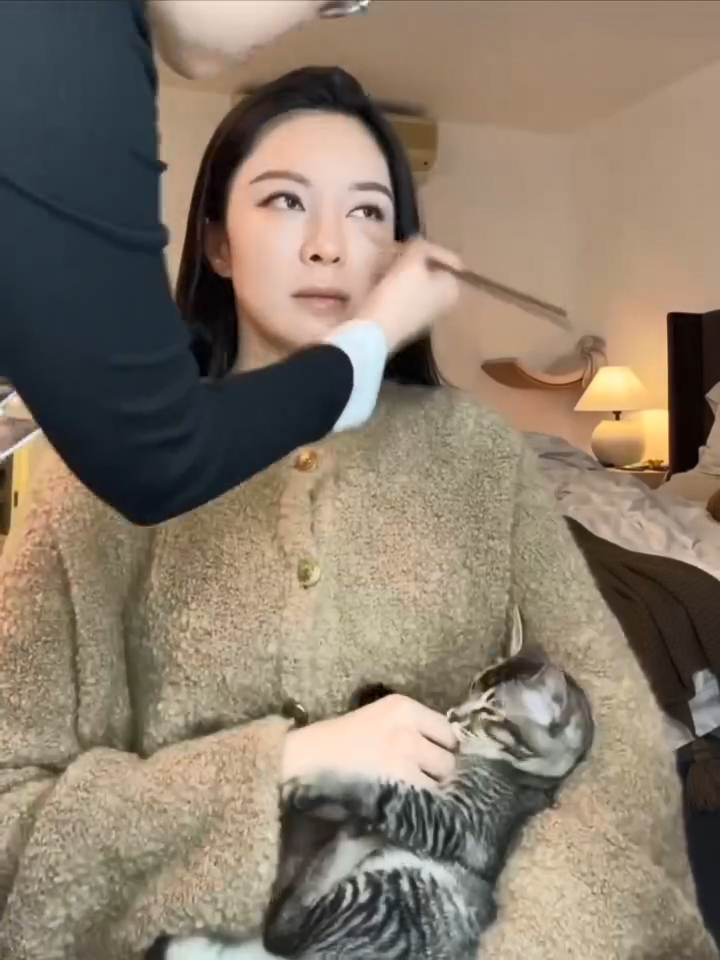 張曦雯連工作時也帶着新成員「冬菇」。