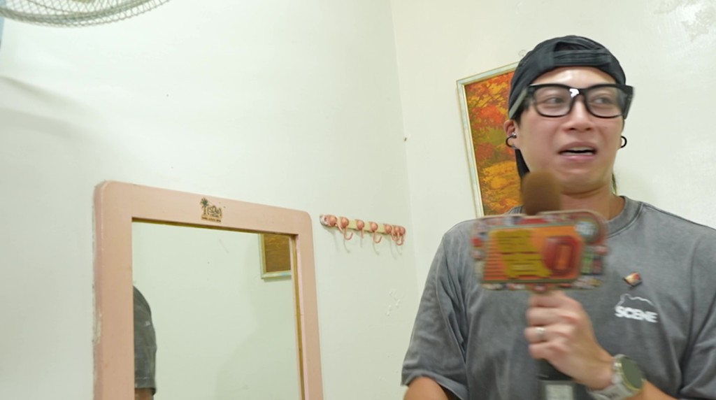 坤哥對房間的衛生情況感到非常驚訝,表情複雜。