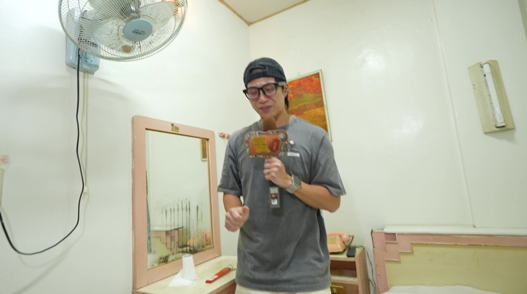 房間設施老舊,連風扇也佈滿塵埃,令坤哥猶豫不前。