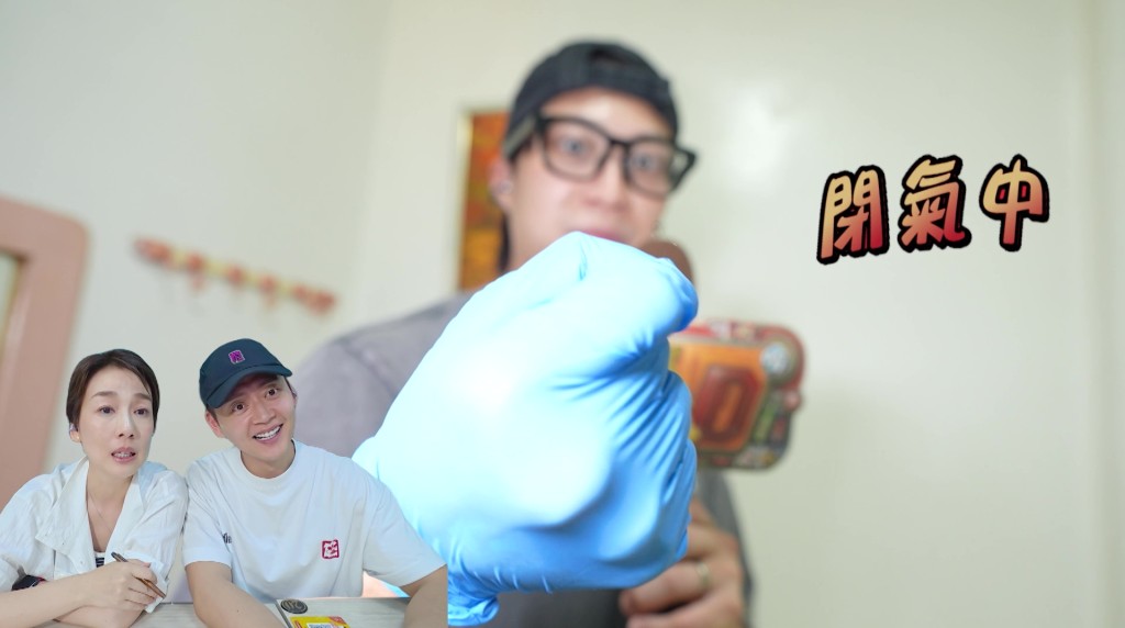 坤哥在床上發現令人懷疑的毛髮,嚇得他立即屏住呼吸。