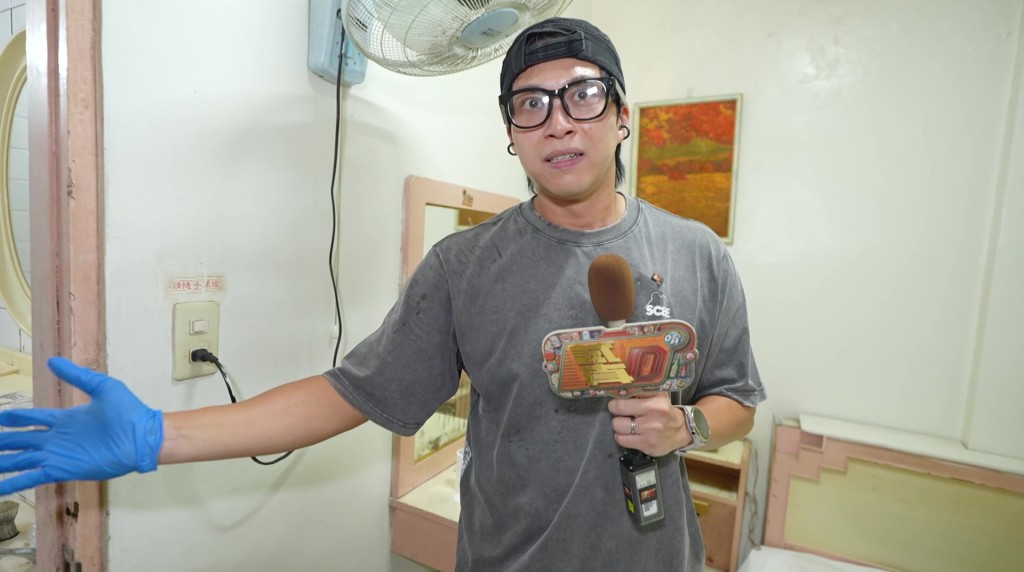 坤哥指出浴室是另一個問題嚴重的區域,並準備帶觀眾查看。