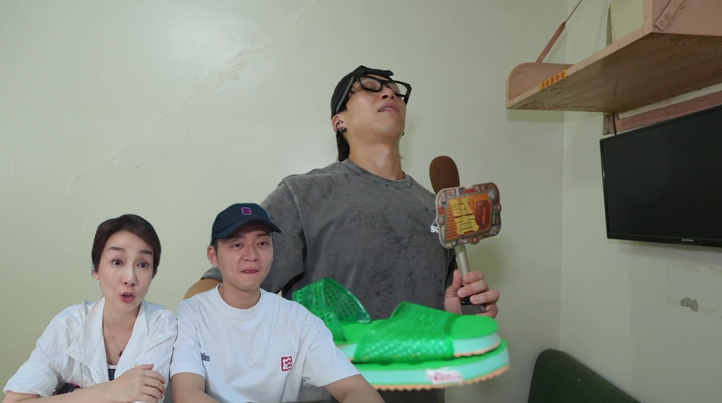 坤哥拿起旅館提供的拖鞋,準備進行氣味測試。