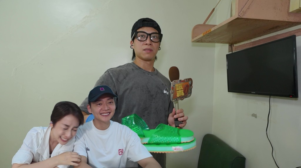 坤哥聞到拖鞋的強烈氣味後,主持們都忍不住笑出來。