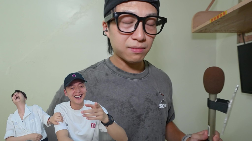 最終坤哥還是無法忍受拖鞋的惡臭,表情痛苦。