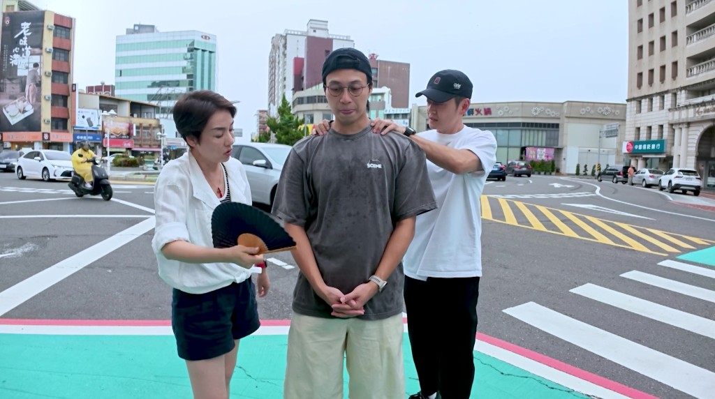 任務完成後,江美儀和張振朗為坤哥按摩,以示慰勞。