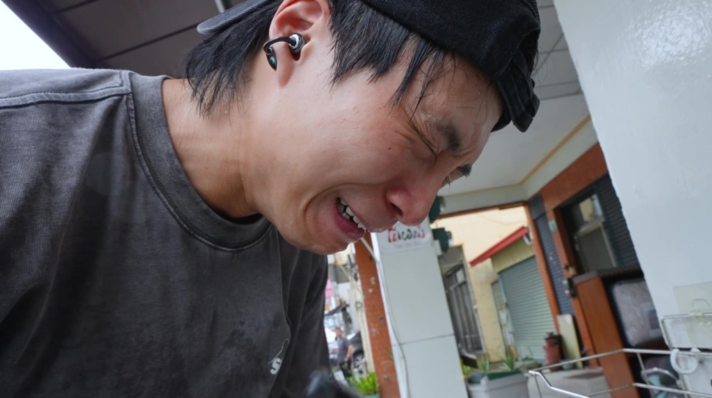 經歷連串視覺與嗅覺衝擊後,坤哥不禁眼泛淚光。