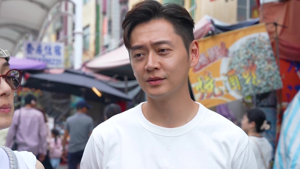 張振朗在旗津街頭,神情嚴肅地反思這次「中伏」經歷。