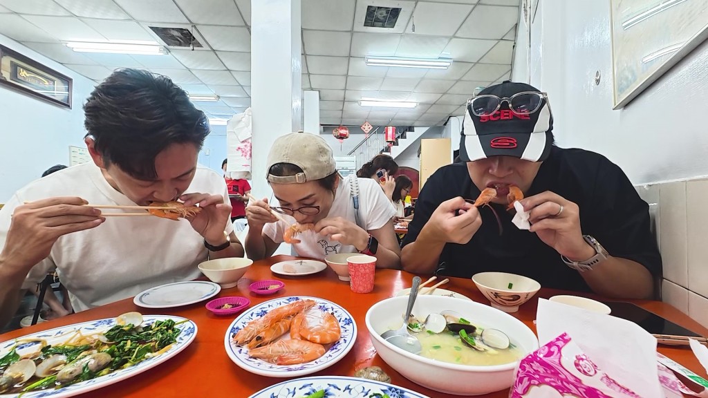 為了公平比較,主持們到訪另一間明碼實價的大型食店,食物品質與服務都好很多。