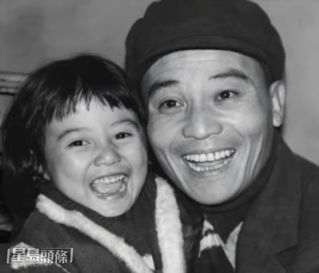 身為京劇名家李廣仁的女兒，李佳雖未學戲，卻因父親而迷上音樂。
