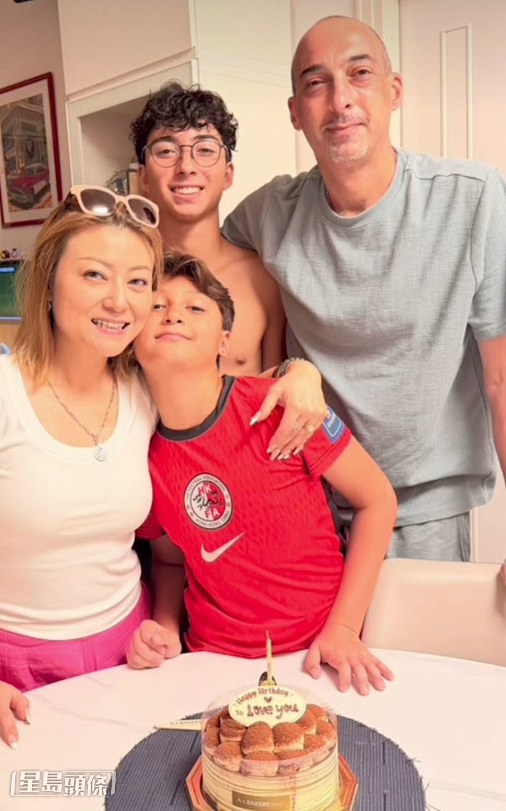 即使已在英國定居結婚生子，李佳最終仍選擇來港追尋歌手夢。