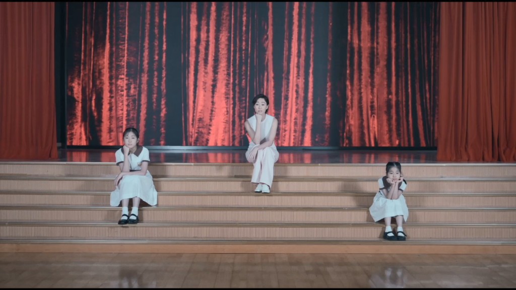 胡定欣在《未知也好》MV中邀請了兩位小師妹演出,象徵她不同成長階段的寫照。