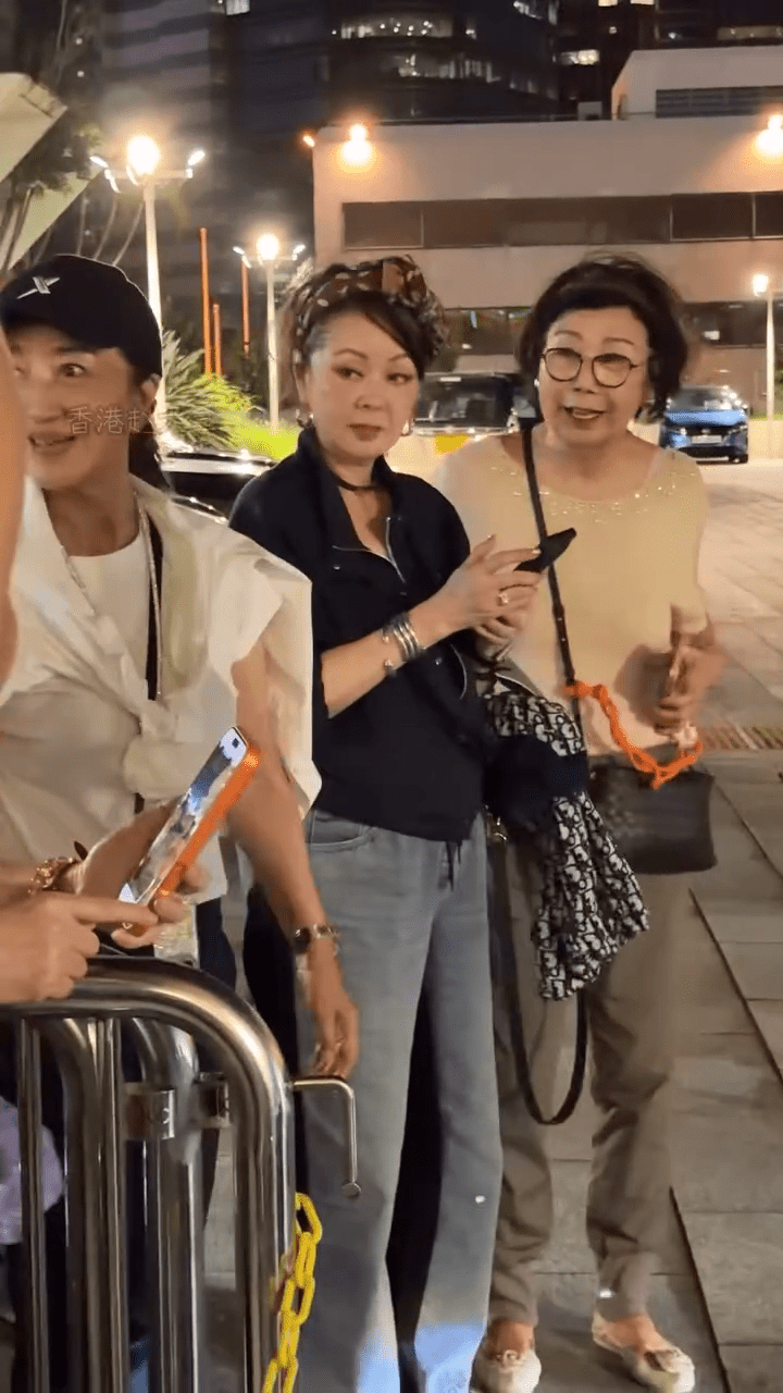 有網民分享在紅館外遇上譚詠麟胞妹(中)的影片,網民讚她與哥哥一樣顏值很高。