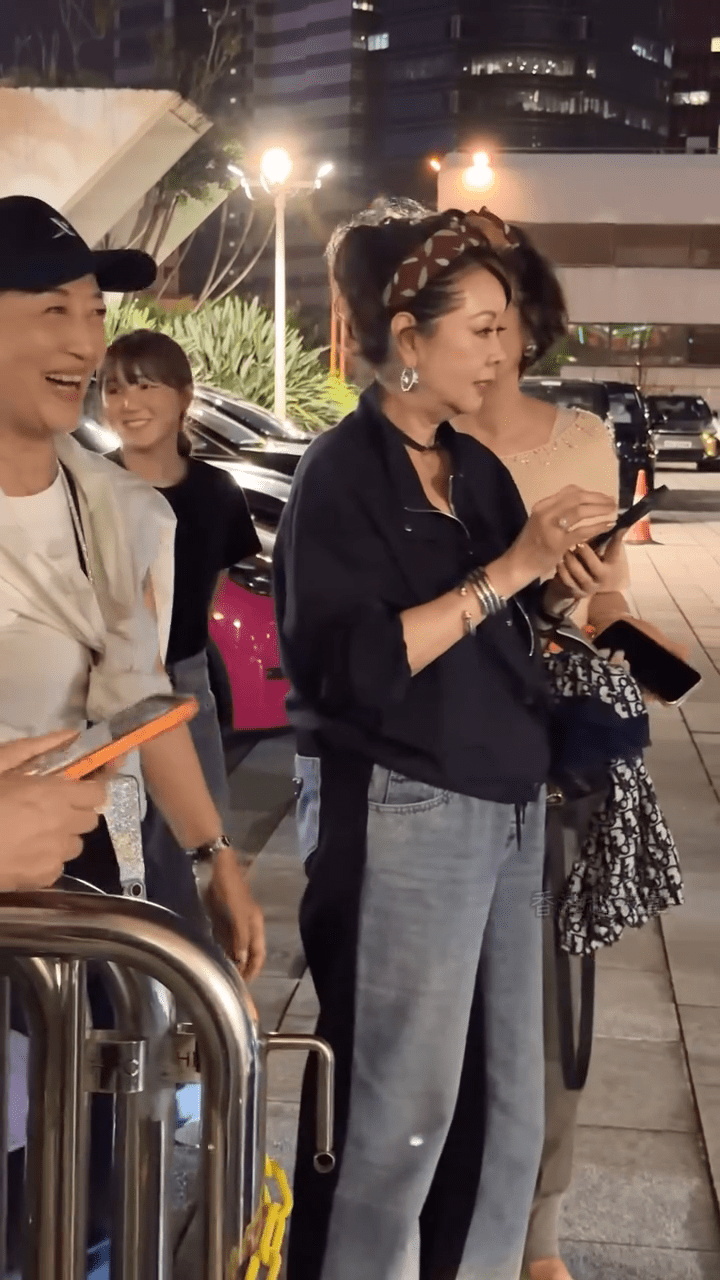 網上影片所見,譚詠麟妹妹(黑衣女士)由馬海倫陪同低調現身紅館。