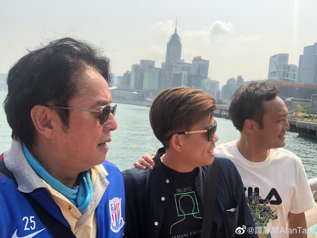 譚詠麟雖然頭髮變得稀疏且髮根全白,但性格仍如小孩般活潑。