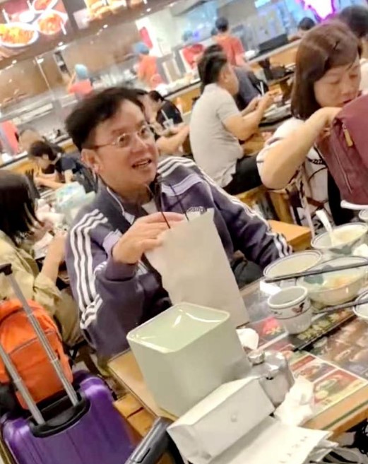 有網民早前在平民餐廳偶遇正在用餐的譚詠麟。
