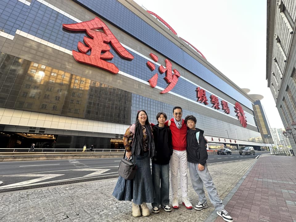 何英偉稱讚內地生活,與兩名兒子長居於此。
