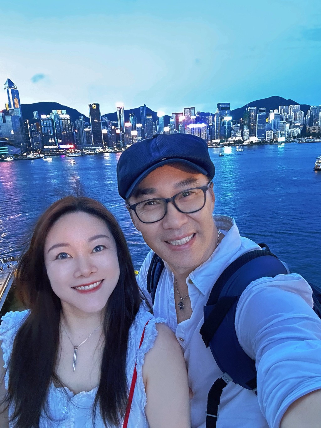 何英偉與年輕廿一歲的妻子十分恩愛。