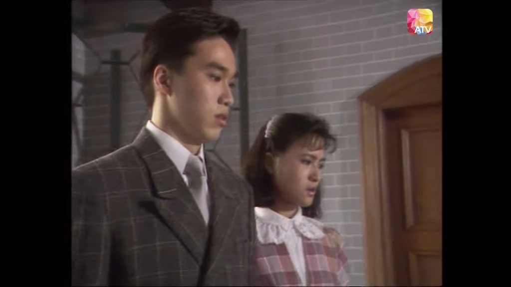 何英偉於1990年1月轉換工作環境。