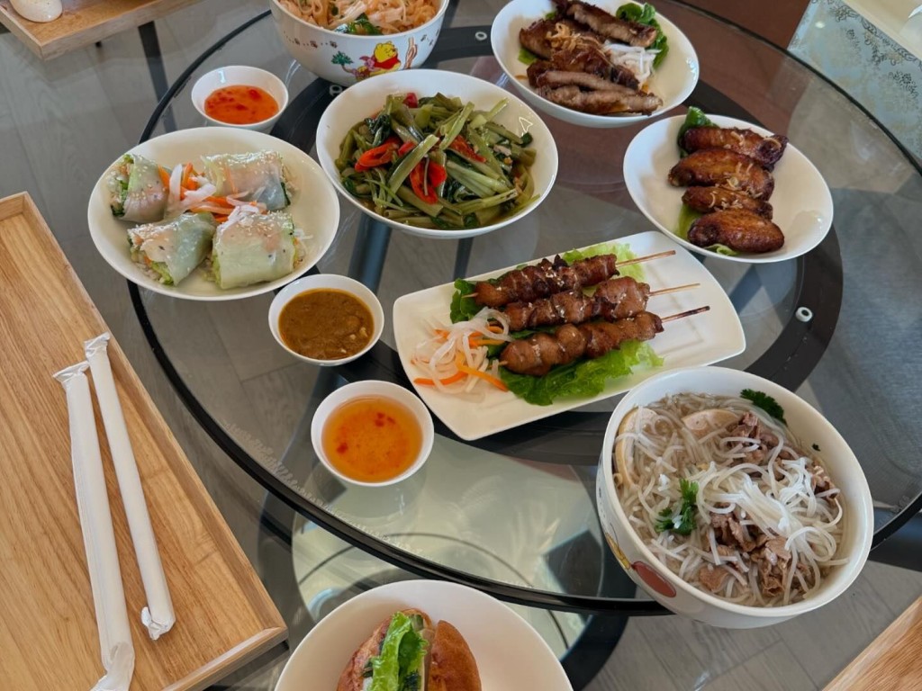 陳志雲在家中招待李婉華,桌上似乎是外賣食物。