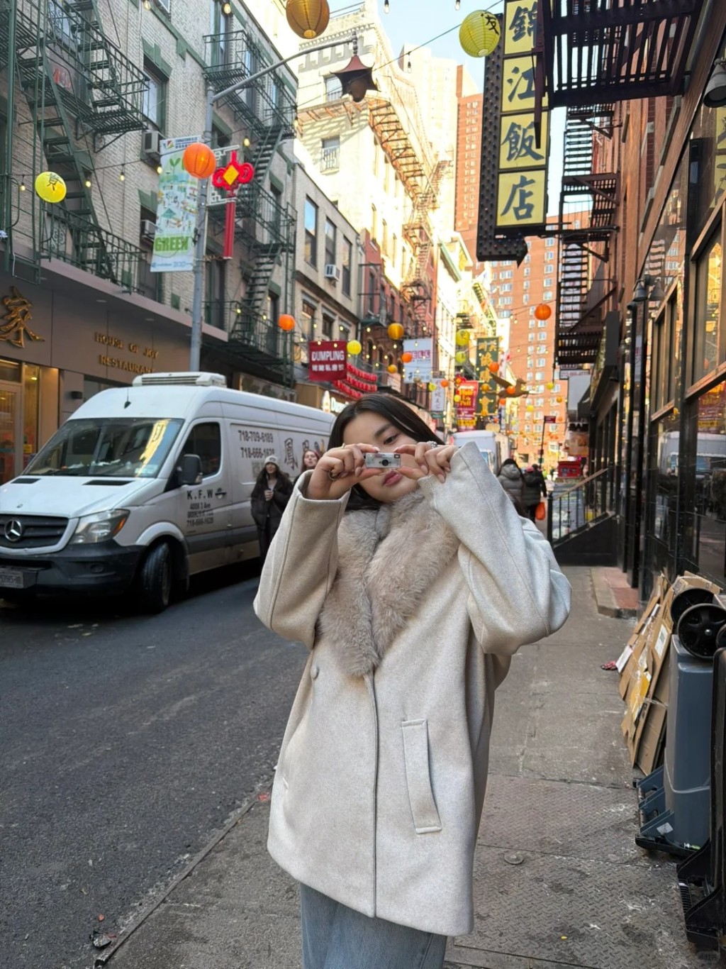姚焯菲在唐人街散步拍照。