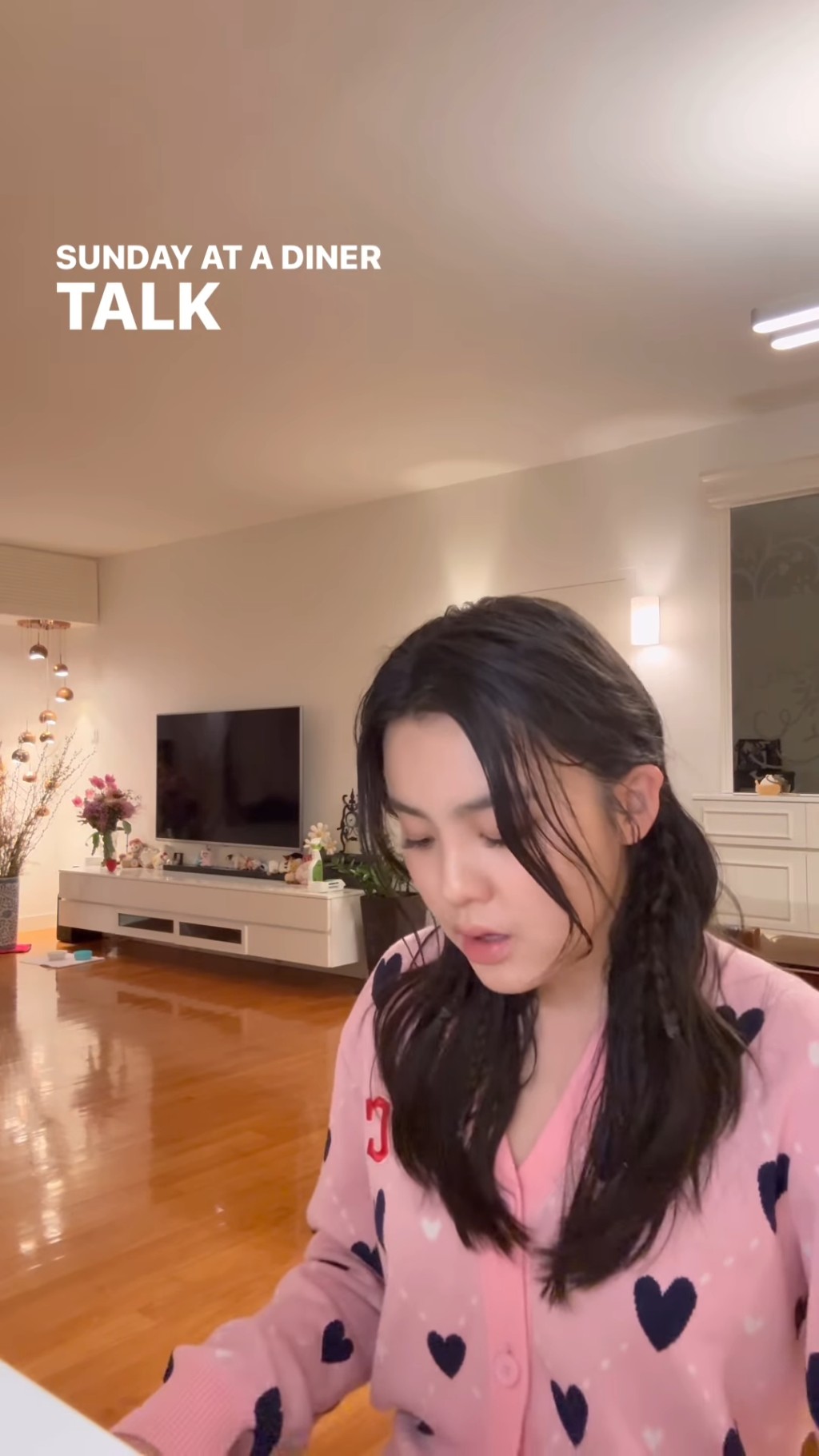 姚焯菲曾發布自彈自唱影片,投入之餘亦意外展示家中寬敞環境。