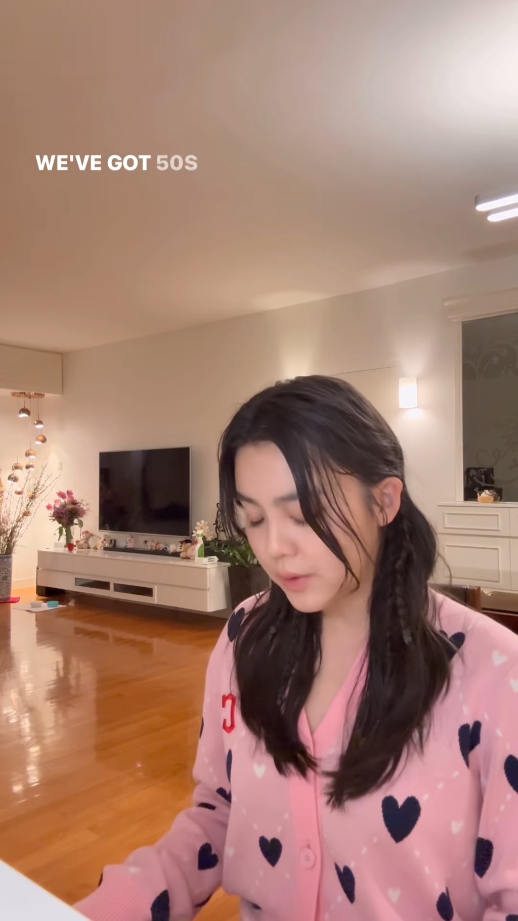 姚焯菲家中客廳樓底甚高,空間寬敞,以木製家具為主。