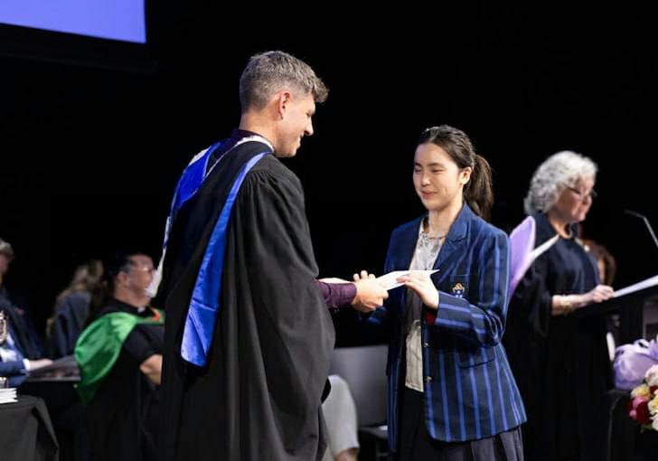 姚焯菲獲得學校頒發的『Academic High Distinction』學術獎項。