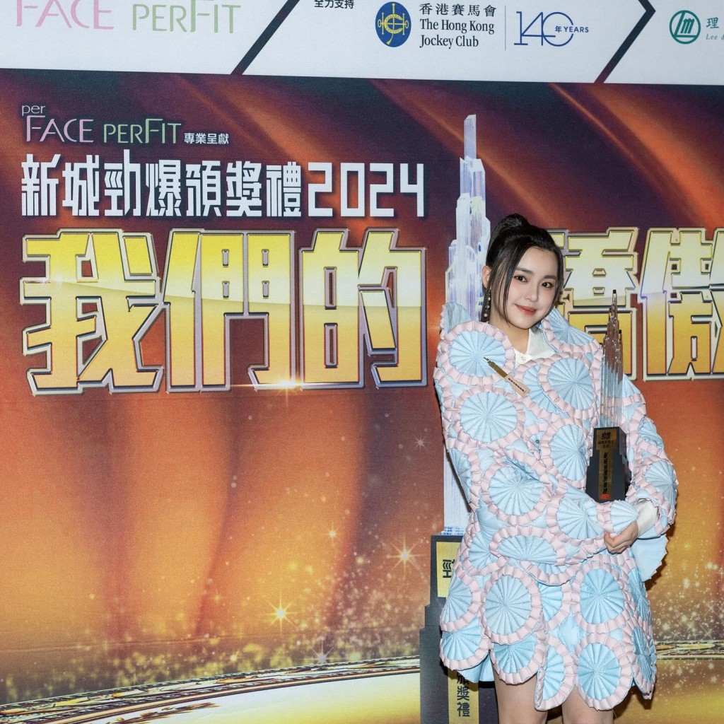 姚焯菲早前畢業回港,於新城頒獎禮獲得「勁爆躍進女歌手」金獎。