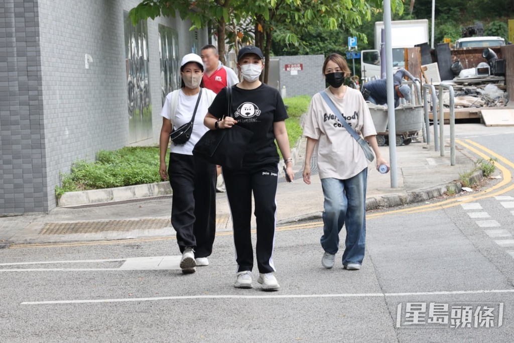周家蔚隨後與湯盈盈、姚樂怡在停車場外會合。