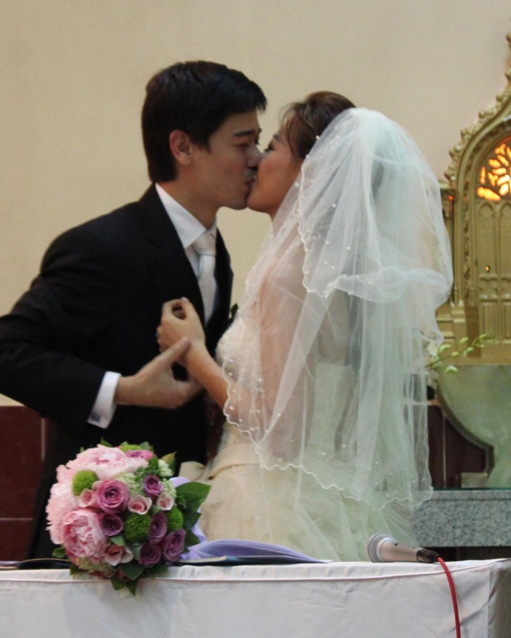 鍾麗淇在2010年與中意混血丈夫Nardone Ruggero結婚。