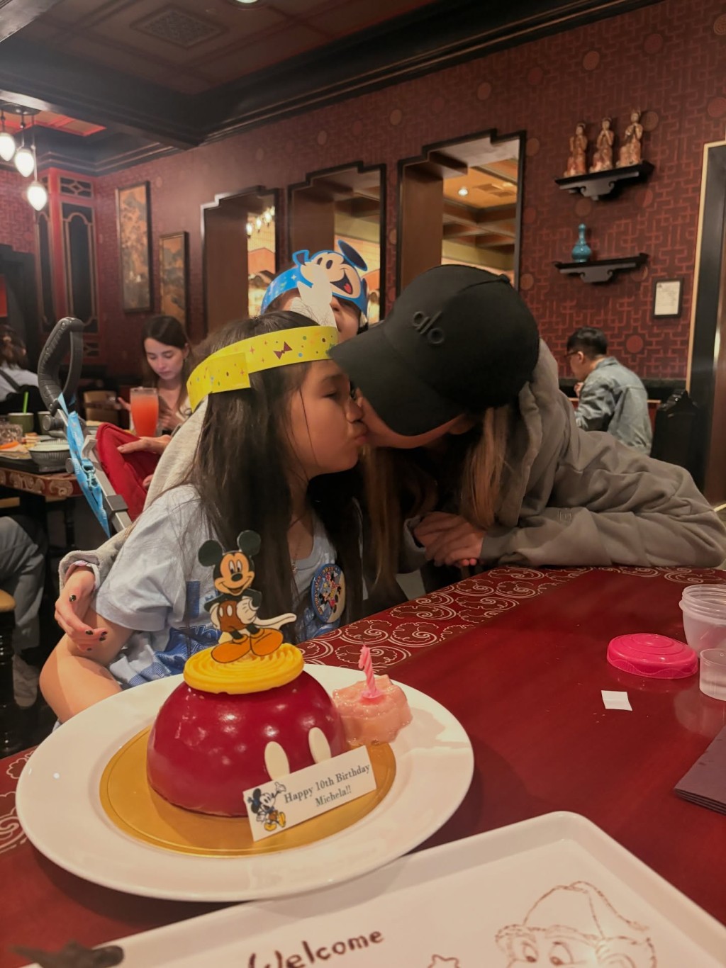 鍾麗淇向細女Michela送上生日之吻。