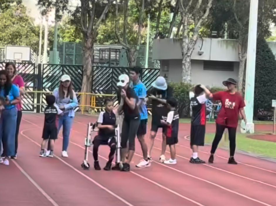 鍾麗淇曾分享Isabella參加學校運動會的短片，片中可見Isabella從坐行支架中站起來。