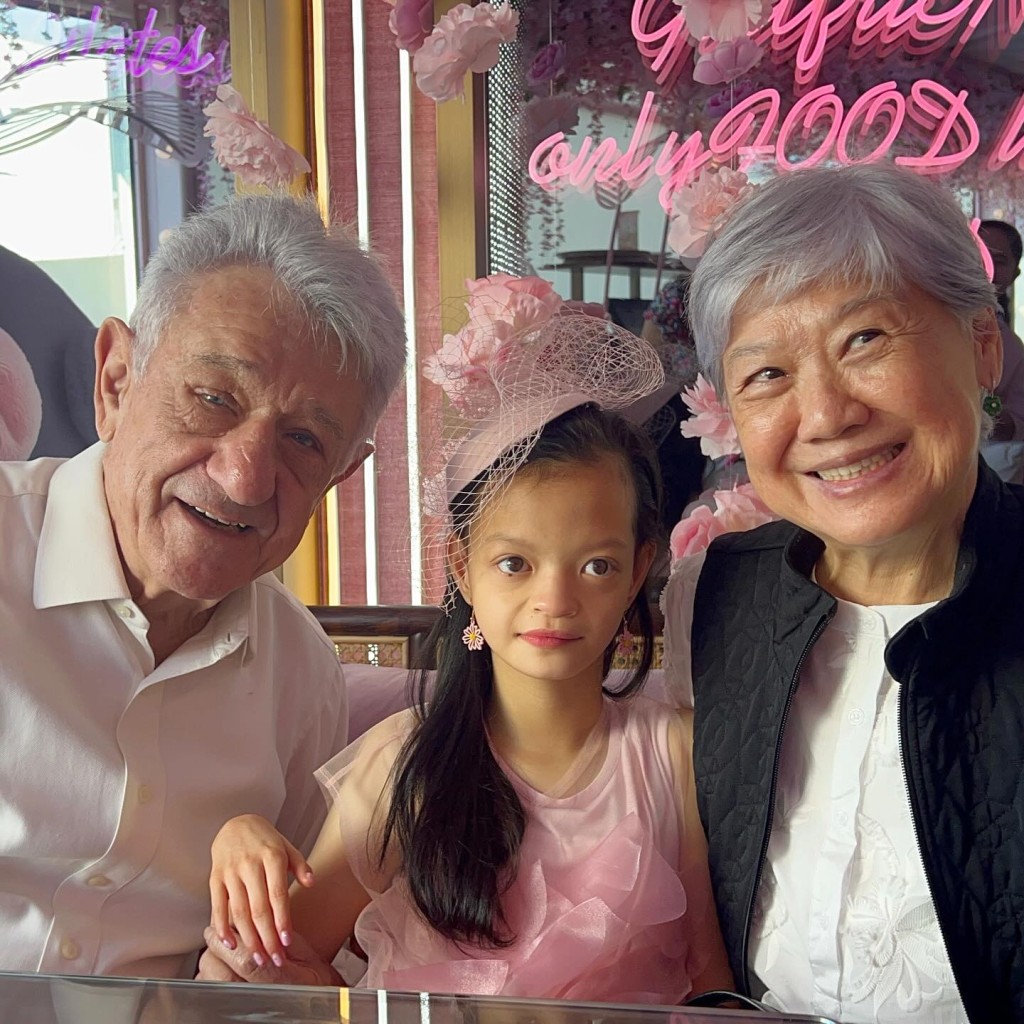 祖父母都十分疼愛Isabella。